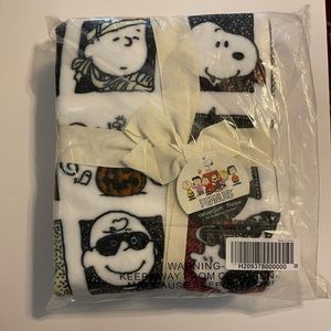 NWT Peanuts Halloween Berkshire VelvetSoft Throw blanket